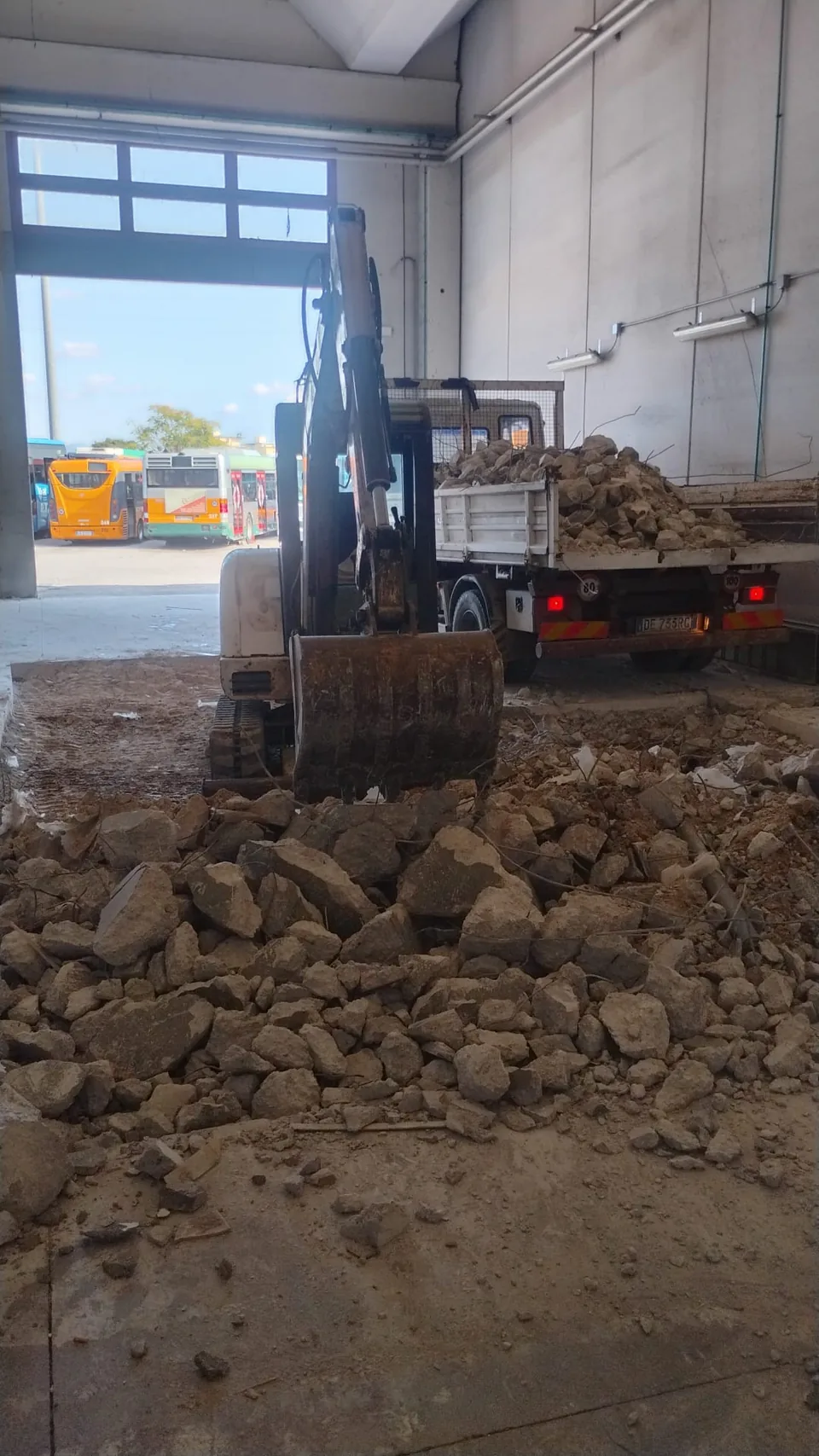 Demolizione della pavimentazione esistente per la realizzazione del centro revisione