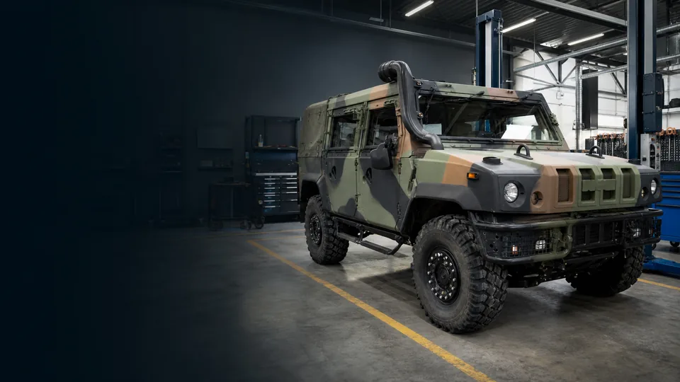 Veicolo militare in un'officina tecnica specializzata