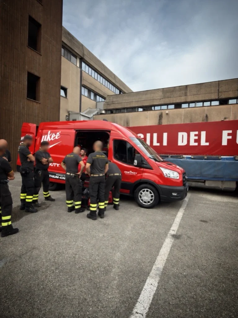 Operatori dei Vigili del Fuoco durante la presentazione delle attrezzature Milwaukee